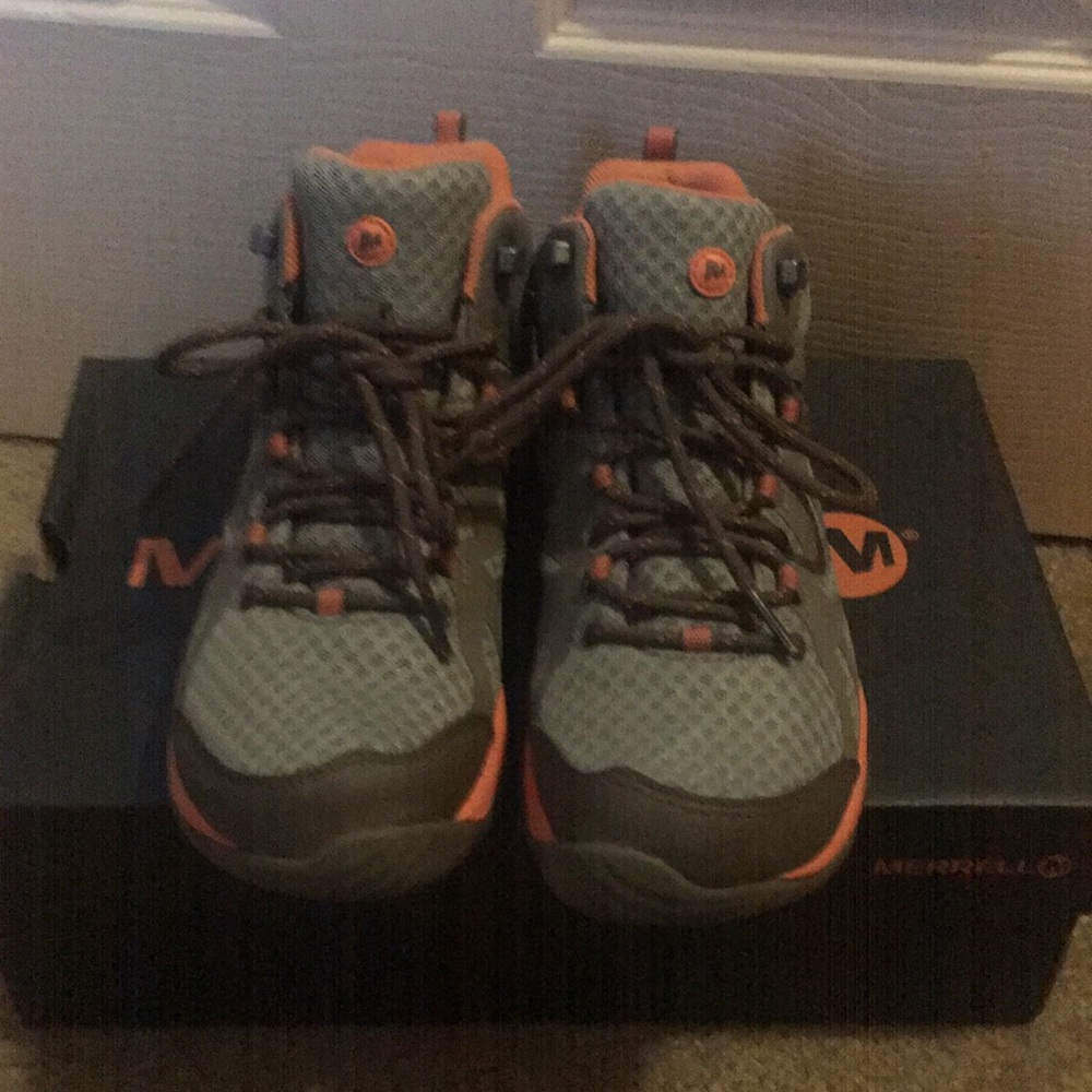 MERRELL HIKING SHOES